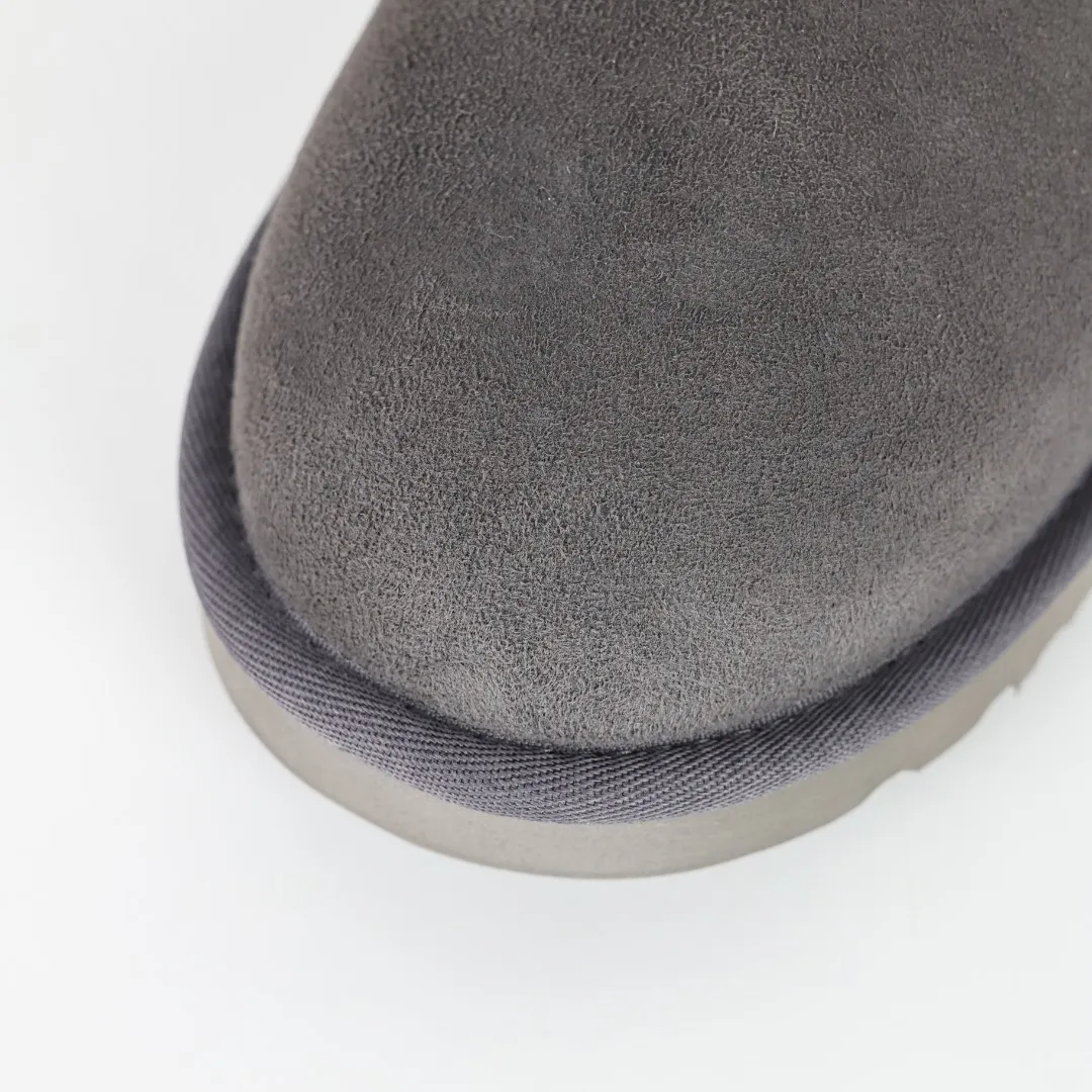 Pick up locally 💰560 Core recommended good price It is a very suitable choice for home furnishings. In the new year, uug launched a series of styles, which are partial to the preferences of young consumers and have also moved to the forefront of fashion trends. Shoe body material: water-repellent coated suede upper, 17 mm UGGPURE™ implantable wool insole, lightweight non-slip and comfortable rubber outsole, with brand LOGO and trademark, with full packaging Size: 35 36 37 38 39 40